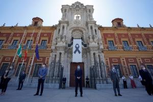 El Gobierno andaluz guarda un minuto de silencio por las muertes del coronavirus, el pasado 25 de mayo, ante San Telmo.