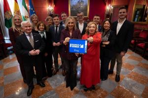 Marifrán Carazo, con su grupo de gobierno, muestra una pantalla con el presupuesto para 2026.