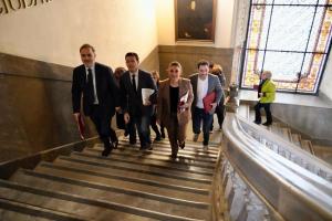 Los ediles del grupo socialista, este miércoles, se dirigen al Salón de Plenos.