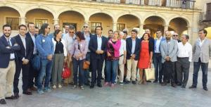 Representantes de las Mesas por el Ferrocarril de Granada, Almería y Jaén antes de comenzar la reunión en Guadix.