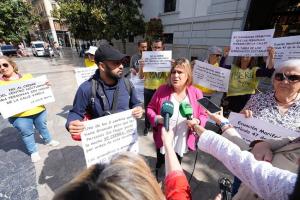 Nuria Gutiérrez con los representantes de La Calle Mata.