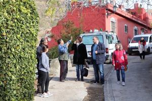 Elisa Cabrerizo y Paco Puentedura durante su visita a Haza Grande.