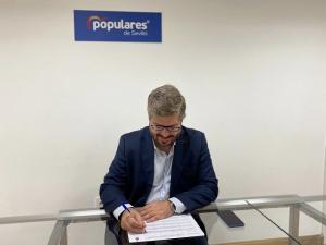 Fran Hervías firmando su aval a Juan Manuel Moreno.