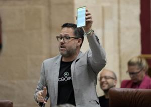 Ignacio García en su escaño del Parlamento andaluz. 