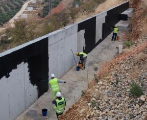Foto difundida por ADIF con operarios impermeabilizando un muro de las obras del AVE en Loja.