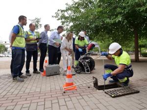 La alcaldesa, este jueves, en la visita a los trabajos de mantenimiento de imbornales mediante IA.