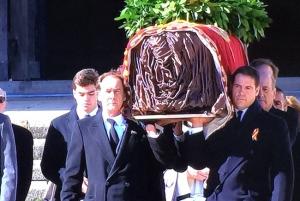 Nietos del dictador llevan el féretro con sus restos en el Valle de los Caídos.