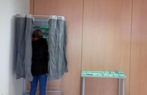 Una mujer prepara su voto en un colegio electoral de Armilla. 