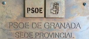 Placa en la sede provincial del PSOE de Granada, en Torre de la Pólvora.