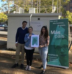 Miembros de la candidatura de Más País, junto a una estación de medición de calidad del aire.