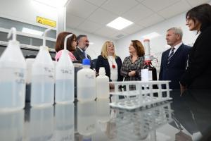 Carmen Crespo con los representantes de la Junta en Granada y el presidente del Puerto en la inauguración del laboratorio.