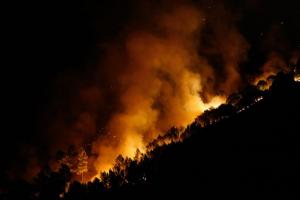 Llamas del fuego de Quiroga, a 20 de agosto de 2025, en Bendollo, Quiroga, Lugo.