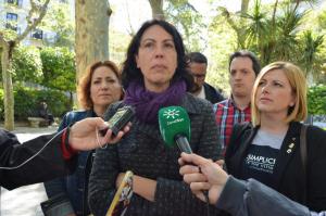 La diputada de Unidos Podemos Eva Sempere con los representantes de IU Granada.