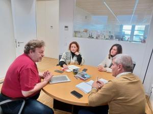 Representantes de IU con el gerente del consorcio, César Díaz. 