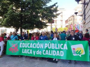 Representantes de IU en una movilización por la educación pública.