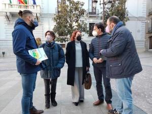 Representantes de IU en la Plaza del Carmen.