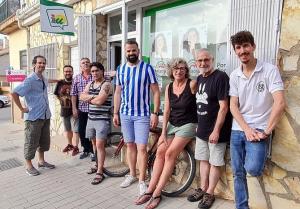 Chus Fernández (centro) con otros integrantes de la Asamblea Local de IU Huétor Vega.