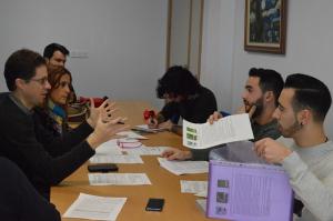 Manuel Morales y Carmen Capilla, reunidos con alumnos del Hermenegildo Lanz. 