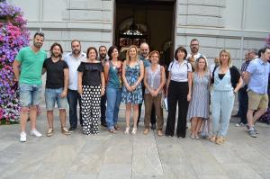 Los representantes de Podemos, IU y EQUO a las puertas del Ayuntamiento.