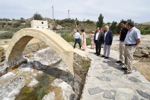 Entrena en una visita este viernes al Puente Romano de La Malahá. 