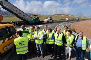 El consejero, acompañado por otros representantes de la Junta y autoridades, en la visita a las obras.