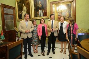 La consejera ha presentado en el Ayuntamiento de Granada estas ayudas.