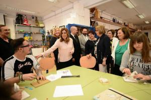 La presidenta, durante su visita a la Escuela de Artes y Oficios de Motril.