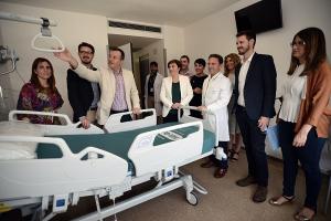 Bayona, junto al equipo de delegados de la Junta, en una visita al Hospital del PTS antes de su inauguración.