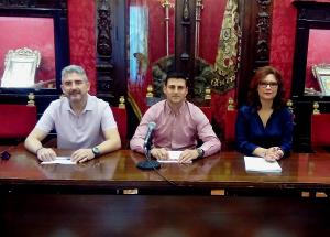 Caracuel (PP) y Sánchez (Cs) con el representante de la EOI.