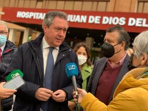 Juan Espadas atiende a los medios en Bormujos (Sevilla).
