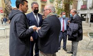 Juan Espadas, este miércoles en Granada, con el alcalde y el presidente de los hosteleros.
