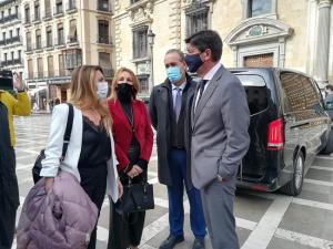 Juan Marín, con otros representantes de Cs, este lunes en Granada.