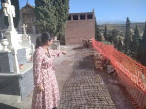 Pilar Jiménez Tortolero señala el muro caido en el cementerio.