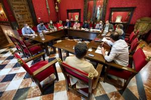 Imagen de la primera reunión de la Junta de Gobierno Local, de la que forma parte Huertas.