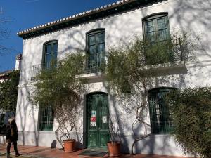 María de Leyva, frente a la casa museo de Lorca en la Huerta de San Vicente. 