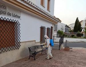 Tareas de desinfección, durante el confinamiento, en Láchar. 