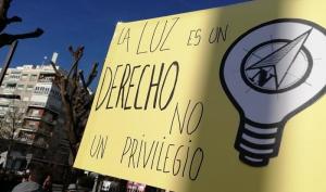 Cartel reivindicando el derecho a la luz en una protesta en Granada.