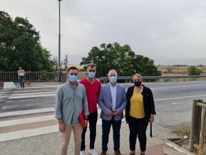 El diputado de Obras, con la alcaldesa y otros representantes municipales, en su visita a Las Gabias. 