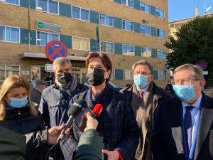 La directora del Distrito Sanitario Granada-Metropolitano con los ediles del PP, este miércoles en rueda de prensa.