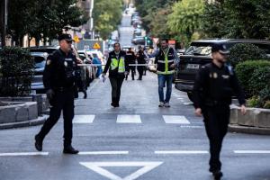 Agentes de Policía Nacional y Municipal en la zona donde se disparó al exlíder del PP de Cataluña y cofundador de Vox.