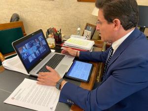 Encuentro telemático del alcalde de Granada, Luis Salvador, en una imagen de archivo.