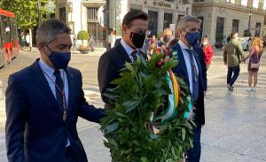 Luis Salvador, flanqueado por Manuel Olivares y César Díaz, este lunes.