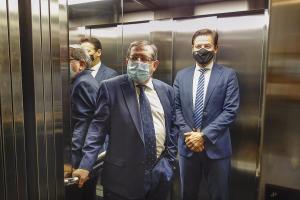 Luis Salvador con Luis González, en el ascensor municipal en el día de su puesta en funcionamiento tras años averiado.