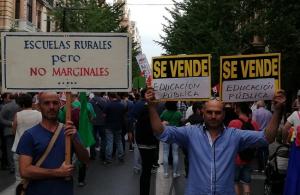 Manifestación al inicio de curso en defensa de la escuela rural.