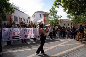 Manifestación en solidaridad con Palestina convocada por los organizadores de la acampada que se desarrolla en la UGR por la ruptura de relaciones con Israel, el primer día de su protesta