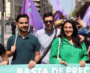 Manu Ríos (centro) junto a Alejandra Durán en una movilización en Granada. 