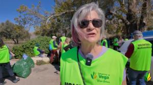 Manuela Martínez durante una actividad ambiental en la Acequia del Albaricoque.