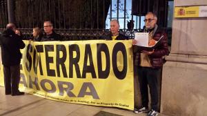 Representantes de la Marea Amarilla, a las puertas de Subdelegación.