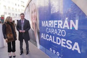 Moreno y Cuenca, ante el cartel de la candidata en la parada de Recogidas del Metro.