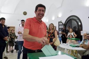 El candidato de Cs a la Presidencia de la Junta en las elecciones de este domingo, Juan Marín, votando en Sanlúcar de Barrameda (Cádiz).